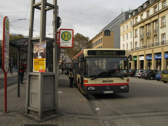 Na doplòkové autobusové lince 50, míøící od hlavního nádraží do jihozápadního sídlištì, jezdí tento sice obstarožní, ale výbornì udržovaný midibus Mercedes.