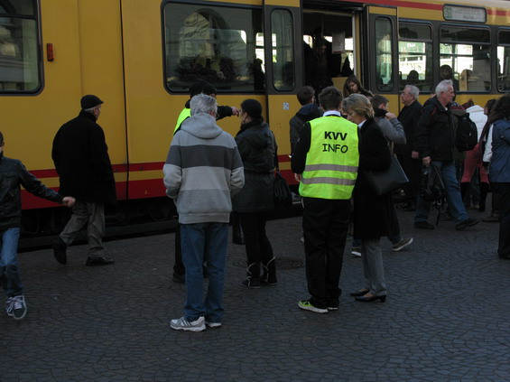 Aby rozsáhlá výluková èinnost v Karlsruhe nezamotala hlavu lidem víc než je zdrávo, byli na klíèových bodech pøitomni informátoøi zdejšího dopravního koordinátora.