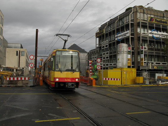 I pøes velkou stavební èinnost v centru je provoz tramvají i vlakotramvají zachován v maximální možné míøe. Do této ulice smí jen tramvaje. Ostatnímu provozu brání závory.