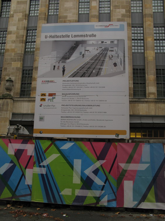 Informaèní panel o výstavbì podzemních kolejí pod centrem Karlsruhe.