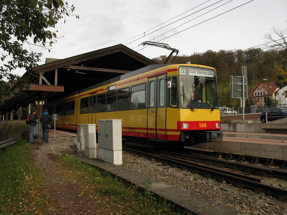 Stanice Busenbach na trati v údolí øeky Alb - tady se vìtví linky S1 a S11. Kvùli zvýšení propustnosti trati a zkrácení intervalu zde musel být vybudován mimoúrovòový pøesmyk.