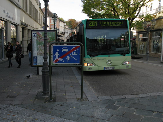 Tady vjíždí autobus do pìší zóny v srdci lázní Baden-Baden. Díky tomu se cestující pohodlnì dostanou tam, kam potøebují. A poklidný ráz lázeòského mìsteèka to nijak nenarušuje.