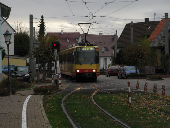 Jednokolejná tra� v centru obce Linkenheim v severní èásti linky S11. I takto lze prosadit vedení trati pùvodní stísnìnou zástavbou.