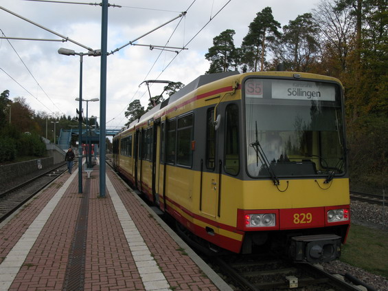 Koneèná stanice linky S5 v mìsteèku Wörth na západním okraji zdejšího vlakotramvajového systému. O kousek dál už vlakotramvaj projíždí centrem obce jako klasická poulièní dráha.
