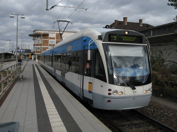 V uzlové pøestupní stanici Bruchsal zaèíná tangenciální linka S9 - zkušebnì sem byly ze Saarbrückenu zapùjèeny tyto vlakotramvaje.
