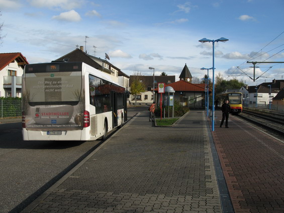 Uèebnicový pøestup mezi autobusem a vlakotramvají se odehrává ve vesnici Odenheim na koneèné linky S31.