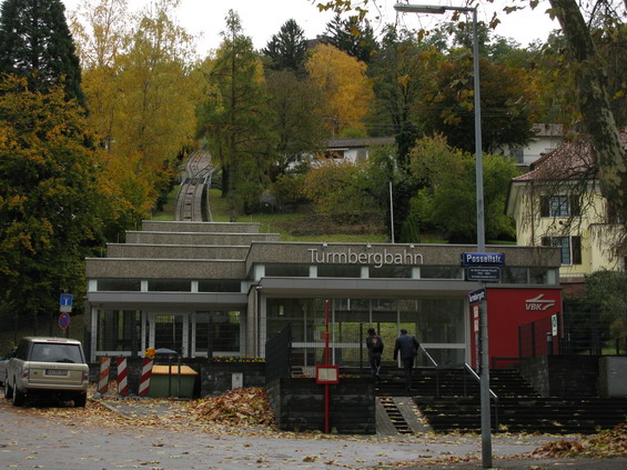 Na druhém konci Karlsruhe v mìsteèku Durlach najdete také tuto pozemní lanovku k místní vyhlídkové vìži. Od koneèné zastávky tramvají se sem pìšky dostanete za 5 minut.