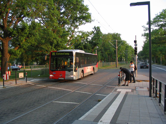 Ideální pøestupní zastávka mezi autobusem a tramvají na severní vìtvi linky 3. Autobusová symèka se nachází zèásti pøímo na kolejích a díky svìtelné signalizaci je autobus na koleje vpuštìn až po pøíjezdu tramvaje od centra. Takže cestujícím se nabídne nejen pøestup hrana-hrana, ale i garance návaznosti.