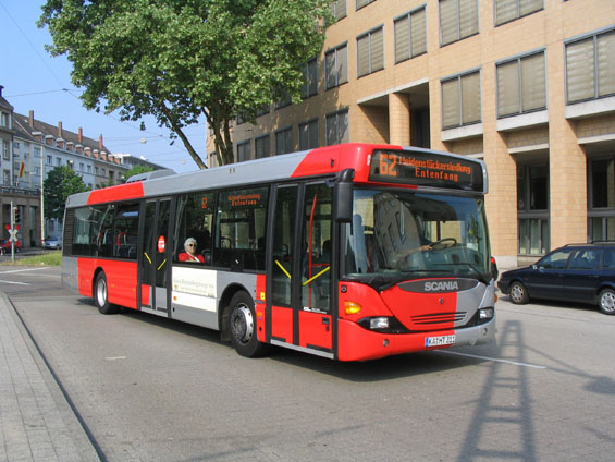 Autobus Scania v novém mìstském nátìru u hlavního nádraží.