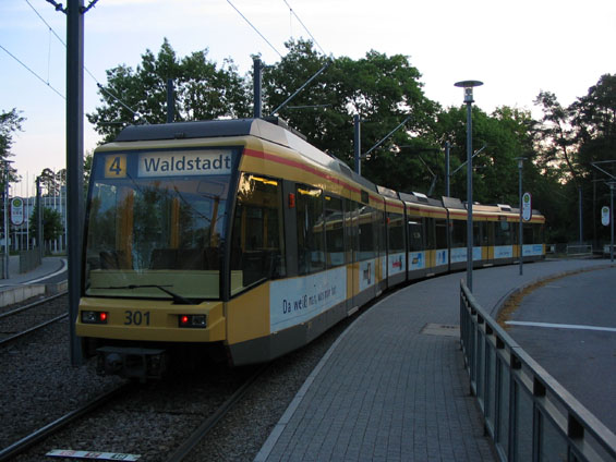 Nízkopodlažní pìtièlánková tramvaj na koneèné linky 4 Europäische Schule. Pro vyrovnání vzdálenìjší hrany nástupištì v oblouku slouží výsuvné schùdky.