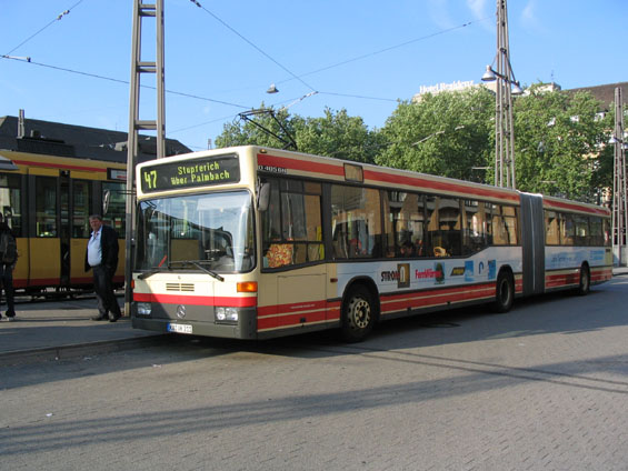 Ve všední dny mùžete v Karslruhe vidìt i kloubové autobusy. Tento odjíždí z hlavního nádraží jihovýchodnm smìrem.