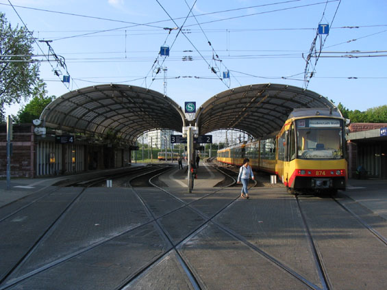 Nádraží Albtalbahnhof nedaleko hlavního nádraží sloužilo kdysi pouze samostatné regionální tramvajové lince A. Dnes tu mùžete vidìt i trojité soupravy vlakotramvají.