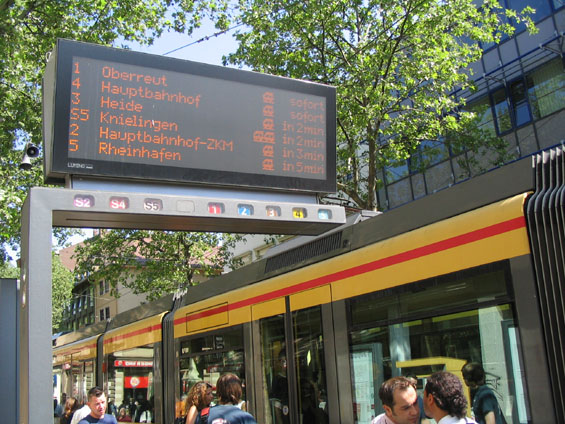 Z digitáního panelu lze vyèíst znaèné vytížení páteøní tramvajové tøídy v centru, kvùli kolonám tramvají se vážnì uvažuje o pøevedení kolejí pod zem.