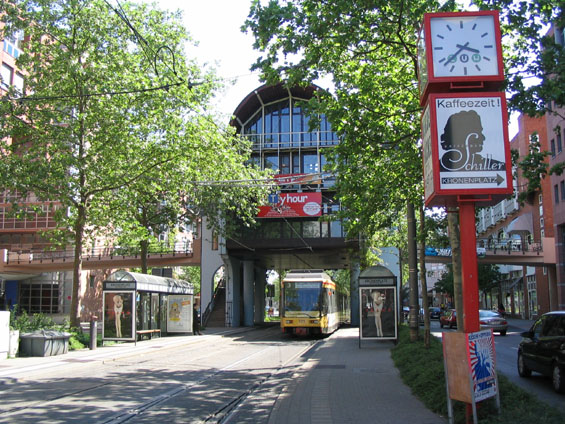 Nadchod nad tratí linky 3 s integrovanou restaurací poblíž pìší zóny v centru mìsta.