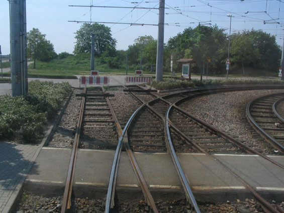 Zde se rýsuje budoucí propojka linky S2 s železnicí (a linkou S4) do Rastattu.