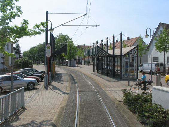 Jednokolejná tra� se zastávkovým pøístøeškem na lince S2 smìrem na Rheinstetten.