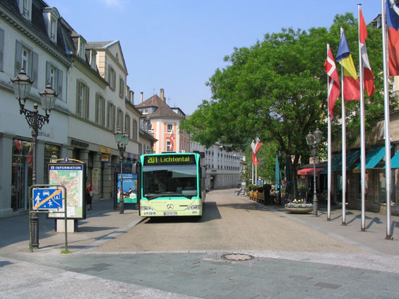 Zastávka Leopoldsplatz. Zde vjíždìjí autobusy do obytné zóny v centru lázní.