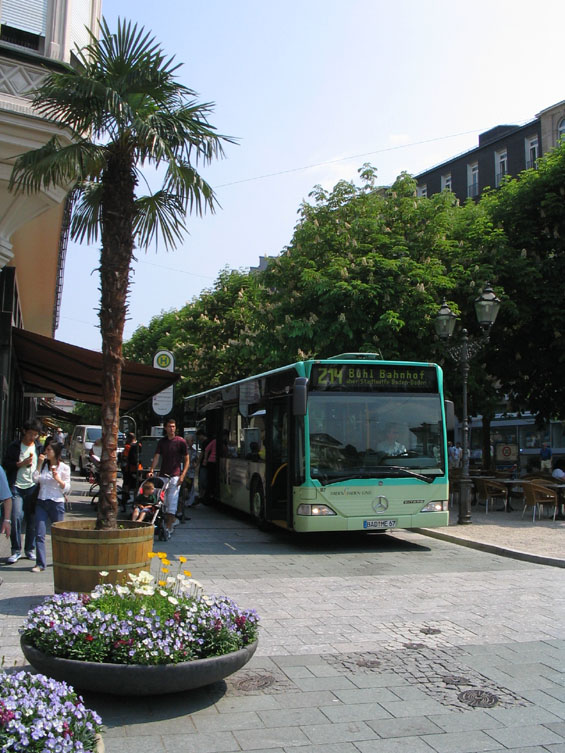 Centrální zastávka Leopoldsplatz pøímo v srdci lázeòského Baden-Badenu. Na linkách kromì páteøní 201 jezdí autobusy standardní délky.