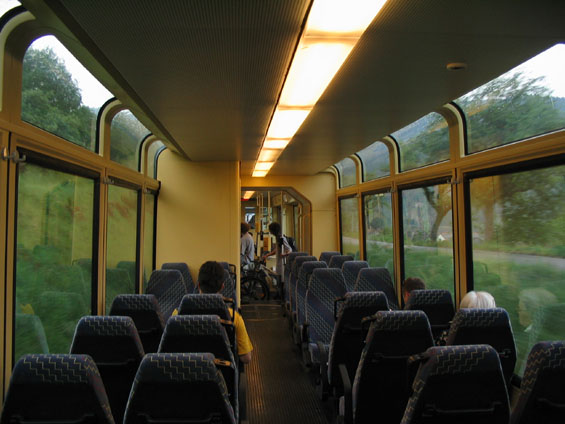 Interiér støedního dílu nového typu vlakotramvaje s panoramatickými okny. Vlevo se nachází WC.