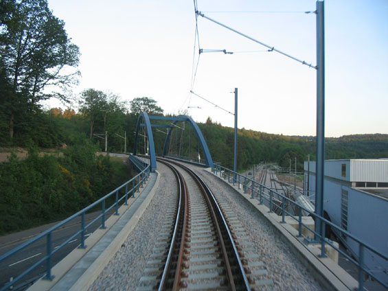 Nová mimoúrovòová odboèka linky S11 z pùvodní tratì linky S1 u stanice Busenbach.