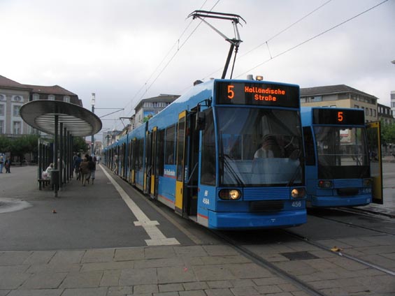 Centrální pøestupní tramvajová zastávka Königsplatz.