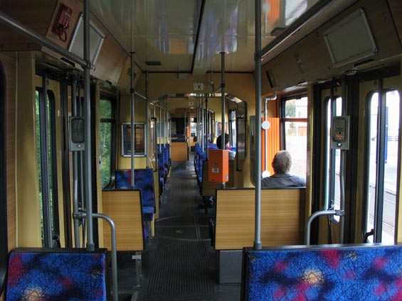 Interiér vysokopodlažní tramvaje je pohodlnìjší než novìjší kolegynì.