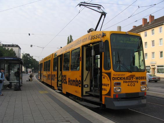 Staré vysokopodlažní tramvaje mají vysouvací schùdky.
