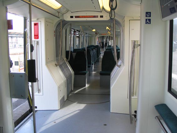 Interiér vlakotramvaje nabízí nízkou podlahu i dostatek sedadel.