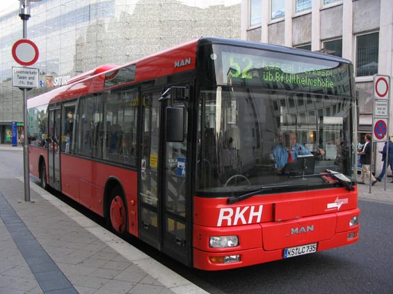 Autobus pøímìstského dopravce RKH opìt v centrální pøestupní zastávce.