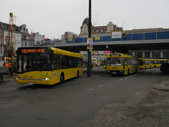 Nový Solaris i starší Jelcz v barvách katowického dopravního podniku KTM. Podíl nízkopodlažních autobusù i zde v Katowicích rychle roste. Èást nízkopodlažních autobusù však pochází z druhé ruky, vìtšinou z Nìmecka.