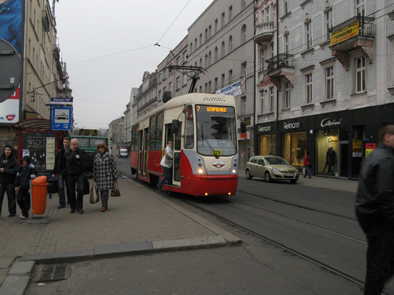 Modernizovaný Konstal na zastávce u hlavního vlakového nádraží. Linka 7 jezdí skrz Katowice od východu na západ, ve všední dny v sólovozech každých 15 minut. Kolem nádraží projíždìjí ještì linky 11, 13, 15 a 20.