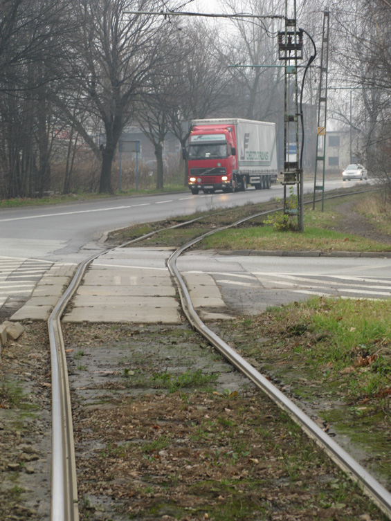 Lomený oblouk na jednokolejce z Chebzie do Chorzówa na lince 11. Obèas jsou takové úseky olemovány omezenou rychlostí, vìtšinou se tu ale jezdí plnou tra�ovou rychlostí v nadìji, že koleje, tramvaj i cestující to snesou. Také pøes nepøíliš bytelná kolejová køížení není problém vyvinout rychlost až 40 km/h.