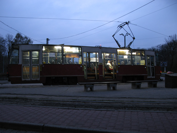 Koneèná linky 14 Plac Alfreda na severu Katovic. Pøed lety se tu odpojovala tra� do Chorzowa, než byla zrušena. Odtud tramvaje pokraèují po jednokolejce na okraj sídlištì do zastávky Plac Skargi (linka 13). Hlavní obsluhu sídlištì však zajiš�ují rychlejší autobusy.