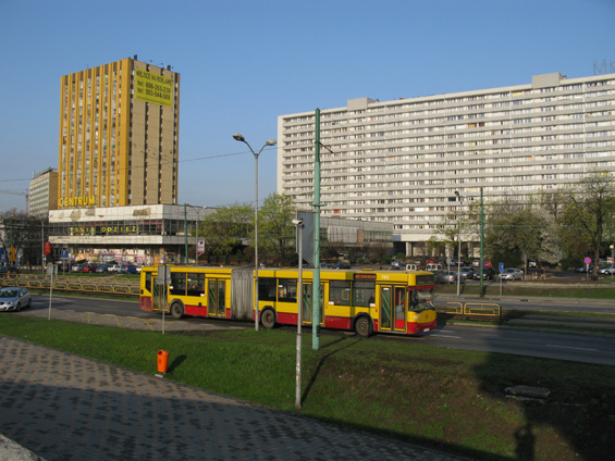 Také autobusy polské produkce tu potkáte ještì èasto - napøíklad tyto nízkopodlažní autobusy Jelcz.