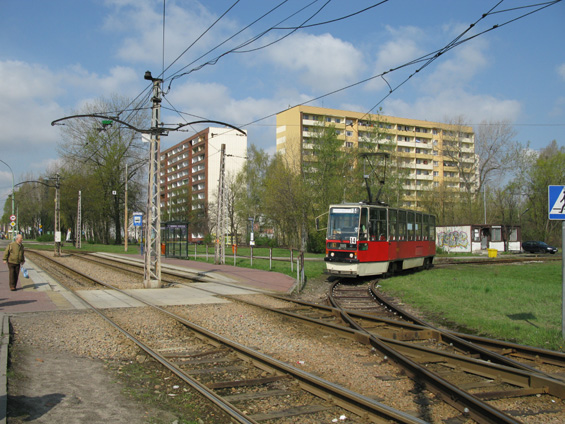 Druhá koneèná linky 40 - vozovna "Zawodzie" Tady navazují na náhradní tramvaj pravidelné linky východním smìrem do Sosnowce a Myslowic. Na odjezd èeká jeden z prototypù tramvaje Konstal 105N nalakované do pùvodního nátìru.