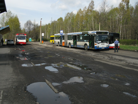 Obratištì Wesola Kopalnia u uhelného dolu v lesích jižnì od Katovic. Zdejší stav silnic potøebuje bytelné autobusy.