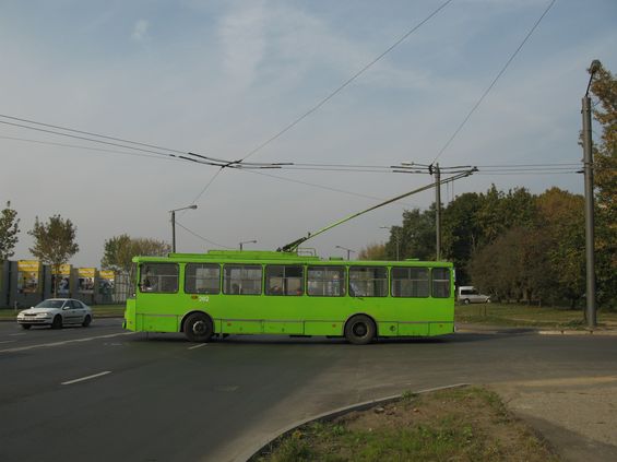I když byl vozový park modernizován novými trolejbusy a ty staré se také prùbìžnì renovují, bohužel je jejich velkým hendikepem trolejové vedení, které pøedevším v obloucích a na køižovatkách tento druh dopravy výraznì zpomaluje.