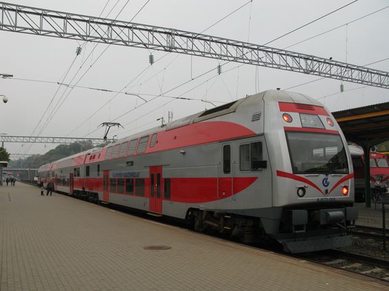 Do Kaunasu jezdí z Vilniusu po hlavní trati elektrické jednotky z plzeòské Škody. Jezdí na zastávkových i zrychlených vlacích.