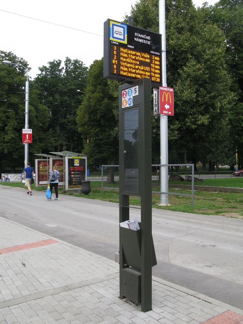 V rámci modernizace tramvajových tratí v centru pøibyly také nové zastávkové oznaèníky vèetnì on-line informací o aktuálních odjezdech. Nová je také grafika map a tištìného informaèního systému. Každá tramvajová linka má svoji barvu a nosné autobusové linky též.