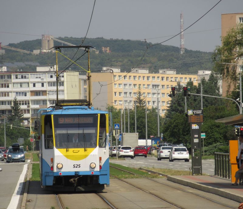 Po zrekonstruované Triedì SNP jede tangenciální linka 9 spojující košická sídlištì Západ a Nad Jazerom. Na této páteøní lince jezdí velkokapacitní tramvaje KT8D5, které by mìla nahradit pøipravovaná dodávka až 30 nových tramvají Pesa.