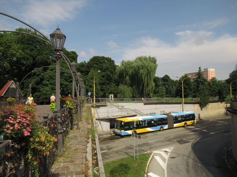 Trolejbusová zastávka Jakabov palác pod pìší lávkou mezi centrem mìsta a hlavním nádražím. Na páteøních linkách 71 a 72 stále jezdí pouze autobusy, a to i pøes aktuální nedostatek provozuschopných vozidel.