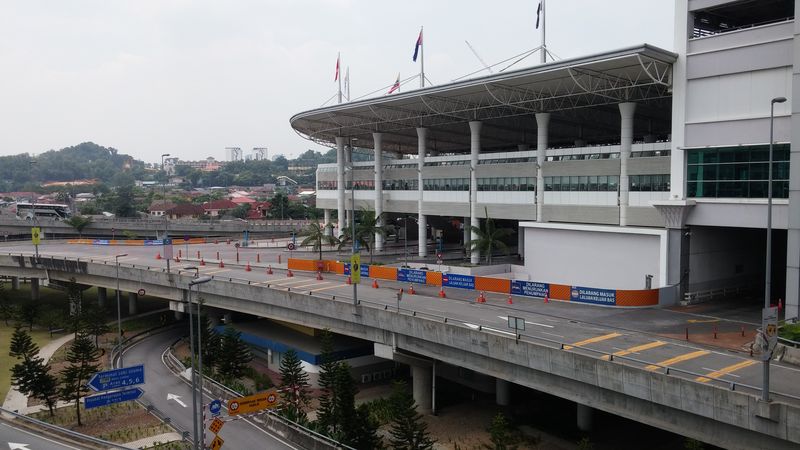 Obøí autobusové nádraží v pøestupním uzlu Bandar Tsik Selatan na jižním okraji Kuala Lumpur. Z dálkových linek z celé Malajsie tu mùžete pøestoupit na lehké metro v podobì linky è. 4 smìr centrum nebo na KLIA Transit smìr hlavní nádraží.