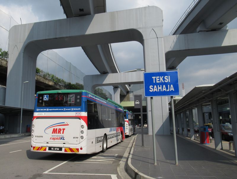 Speciálnì oznaèené napajeèové autobusové linky na linku MRT è. 9 na koneèné stanici Sungai Buloh. I tyto linky provozuje dopravce Rapid KL. Nové napajeèe umožòují zvýhodnìný nebo zcela bezplatný pøestup pøi cestì metrem.