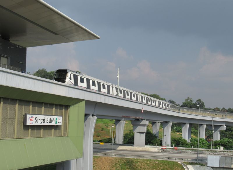 Západní koneèná stanice linky MRT è. 9 Sungai Buloh, kde se dá pøestoupit na pøímìstský vlak i místní napajeèové autobusy. Velkolepá nadzemní pøestupní stanice tu funguje od roku 2016. Už se sem staví další linka tìžkého metra MRT – celkem mají být tyto opravdové linky metra tøi.