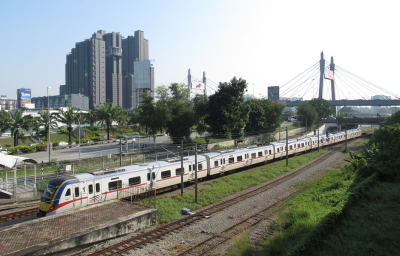 Èínská šestivozová jednotka na pøímìstské lince vjíždí do stanice Setia Jaya na západním pøedmìstí, kde lze pøestoupit na speciální elektrobusovou linku BRT Sunway. Pøímìstské vlakové linky jsou díky postupné elektrifikaci a zdvojkolejòování tratí prodlouženy i velmi daleko za aglomeraci Kuala Lumpur a jezdí zde v soubìhu s nepøíliš frekventovanou dálkovou dopravou.