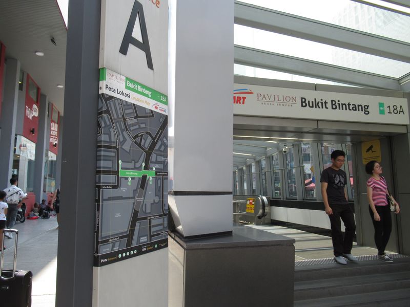 Vstup do stanice nejnovìjší linky metra (MRT) è. 9. Zelená automatická linka funguje teprve od roku 2016, podjíždí centrum mìsta od západu na východ a obsluhuje velmi vzdálená pøedmìstí Kuala Lumpur. U pøehlednì oznaèených vstupù do stanic najdete i praktickou mapu okolí.
