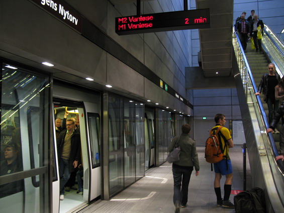 Automatické metro v Kodani je v centru zahloubeno pod zem. Všechny stanice vypadají podobnì, koleje jsou od nástupištì oddìleny bezpeènostními stìnami.