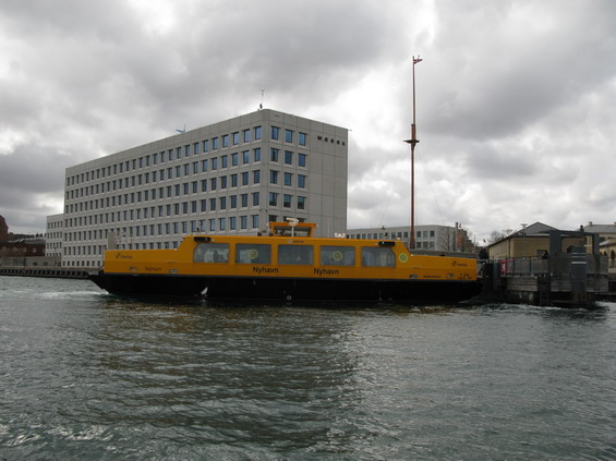 Integrovanou lodí se mùžete dopravit až k legendární soše Malé moøské víly. Okolo vodního kanálu vyrostlo množství nových staveb. Tato je ale starší, jedná se o hlavní sídlo kontejnerového gigantu Maersk.