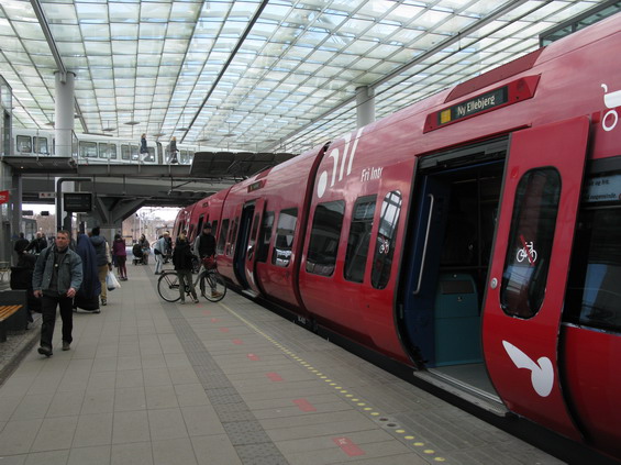 Ukázkový pøíklad pøestupního terminálu - stanice Flintholm - køíží se zde linka metra, a dvì tratì S-Bahnu. Pøestoupit lze také na autobusové linky.