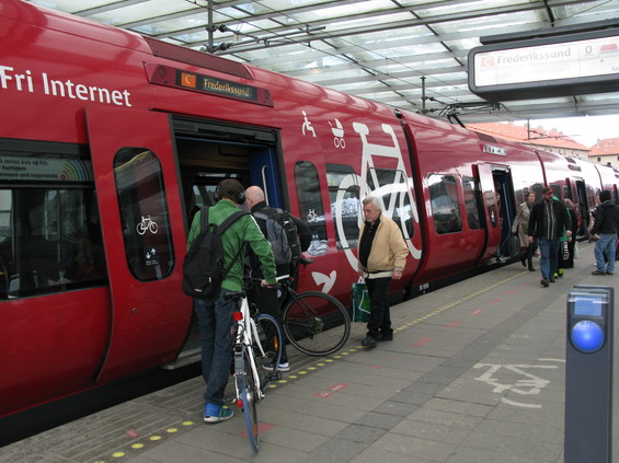 Tøetina všech cest po Kodani je vykonána pomocí bicyklù. Není proto divu, že zdejší vlaky S-Bahnu jsou pro cyklisty výraznì pøizpùsobeny. V nìkterých soupravách mají dokonce vyhrazen celý vùz. Oznaèení vstupu pro kola už asi nemùže být výraznìjší.